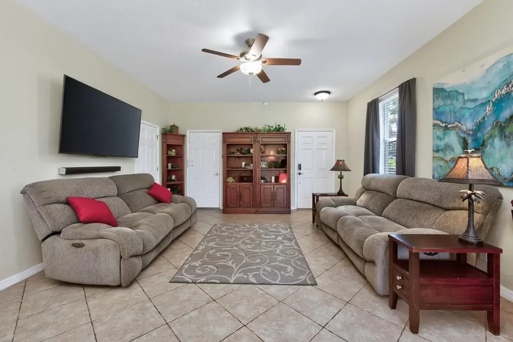 1063 Paseo Del Rio NE St Petersburg FL 33702