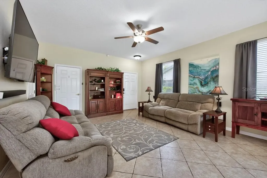 1063 Paseo Del Rio NE St Petersburg FL 33702