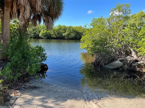 1063 Paseo Del Rio NE St Petersburg FL 33702