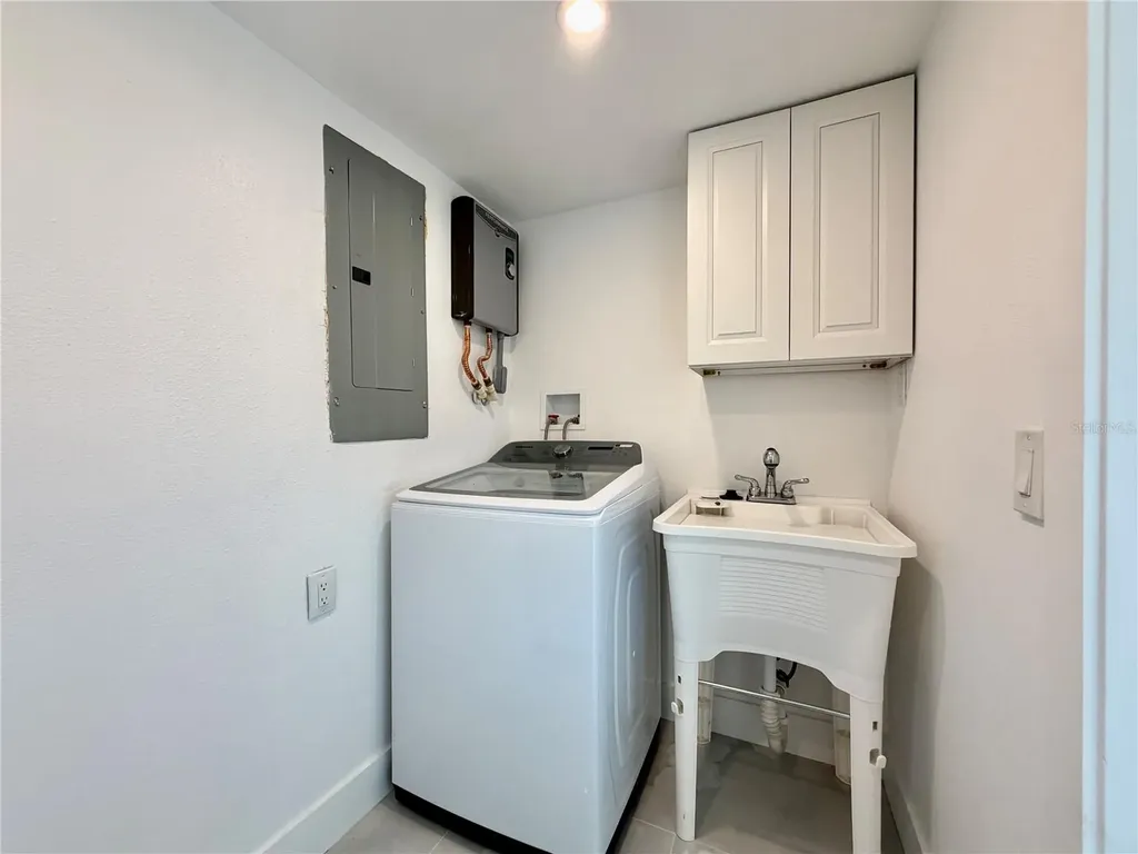 166 SW Lincoln Circle N St Petersburg FL 33703