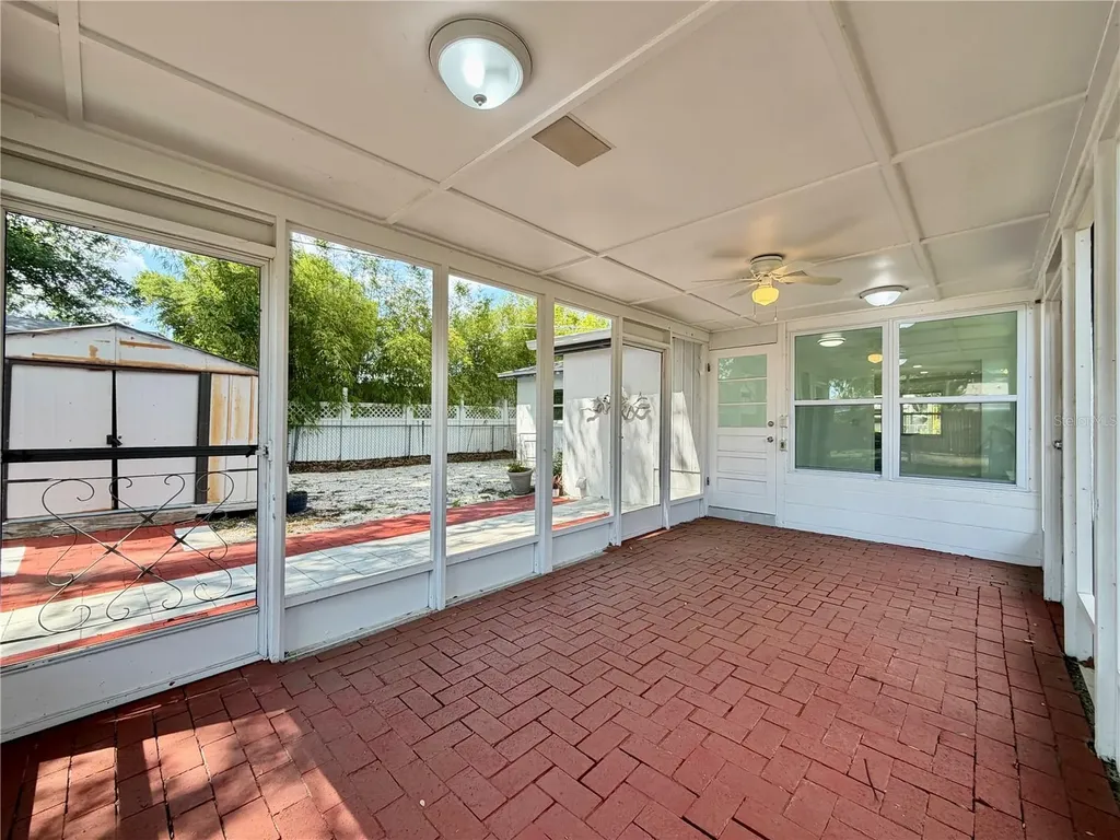 166 SW Lincoln Circle N St Petersburg FL 33703