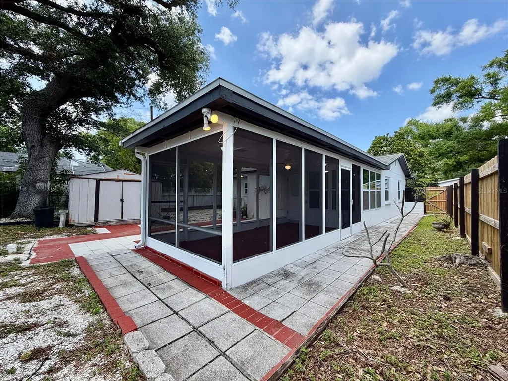 166 SW Lincoln Circle N St Petersburg FL 33703