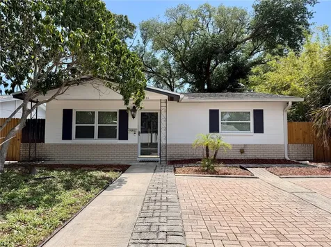 166 SW Lincoln Circle N St Petersburg FL 33703
