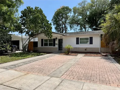 166 SW Lincoln Circle N St Petersburg FL 33703