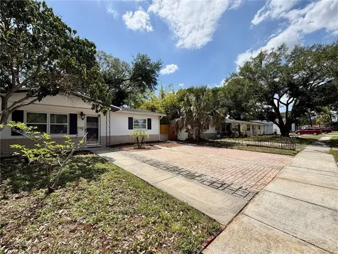 166 SW Lincoln Circle N St Petersburg FL 33703