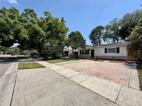 166 SW Lincoln Circle N St Petersburg FL 33703