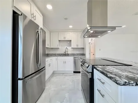 166 SW Lincoln Circle N St Petersburg FL 33703