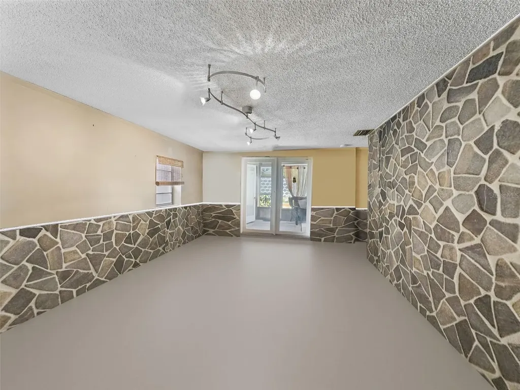 12510 Noreast Lake Drive Tampa FL 33612