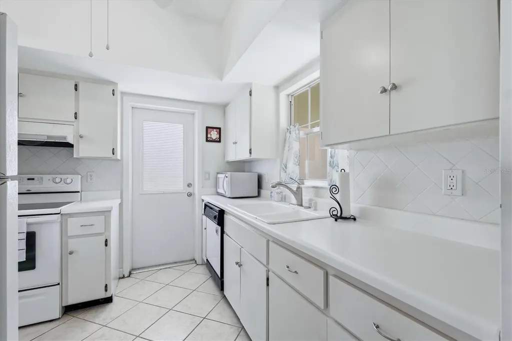 5887 Tidewood Avenue Sarasota FL 34231