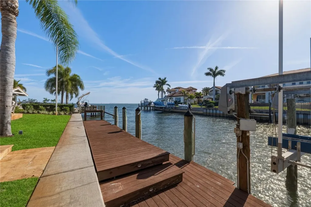 2080 Hawaii Avenue NE St Petersburg FL 33703