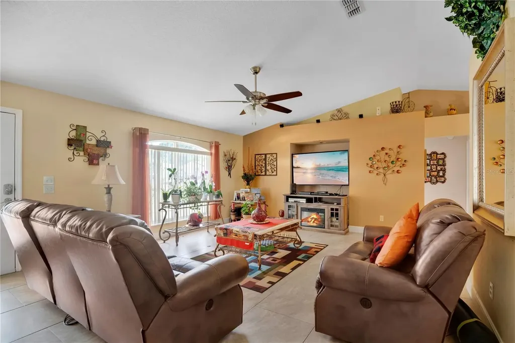 18 Angeles Road Debary FL 32713