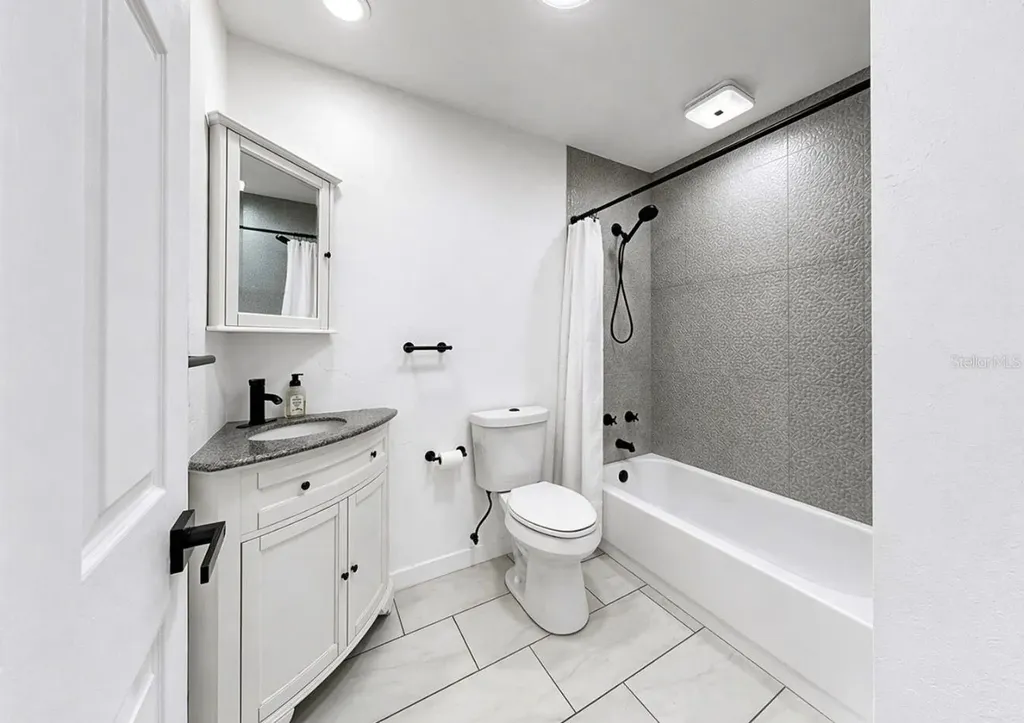8096 Glenbrooke Lane Sarasota FL 34243