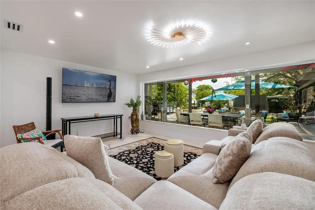 2216 S Occident Street Tampa FL 33629