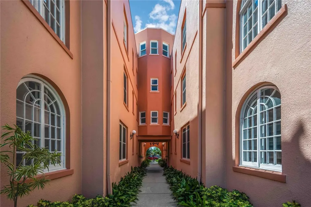 1221 N Palm Avenue Sarasota FL 34236