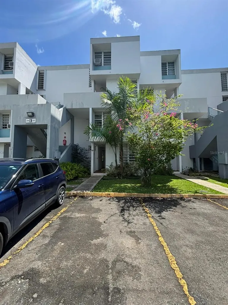 Apt E-1 107 Plazas De Torrimar I Bayamon PR 00959