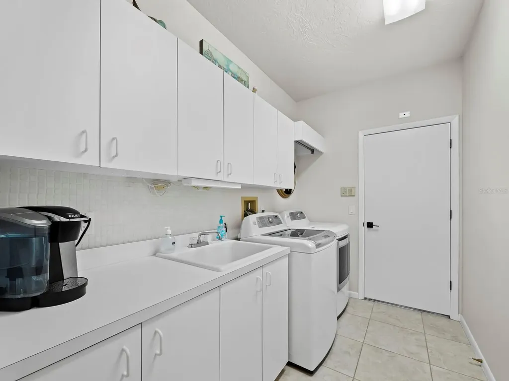 8615 Woodbriar Drive Sarasota FL 34238