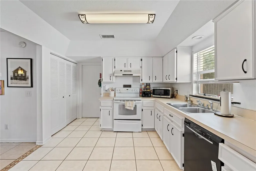 9758 Fox Hollow Road Tampa FL 33647