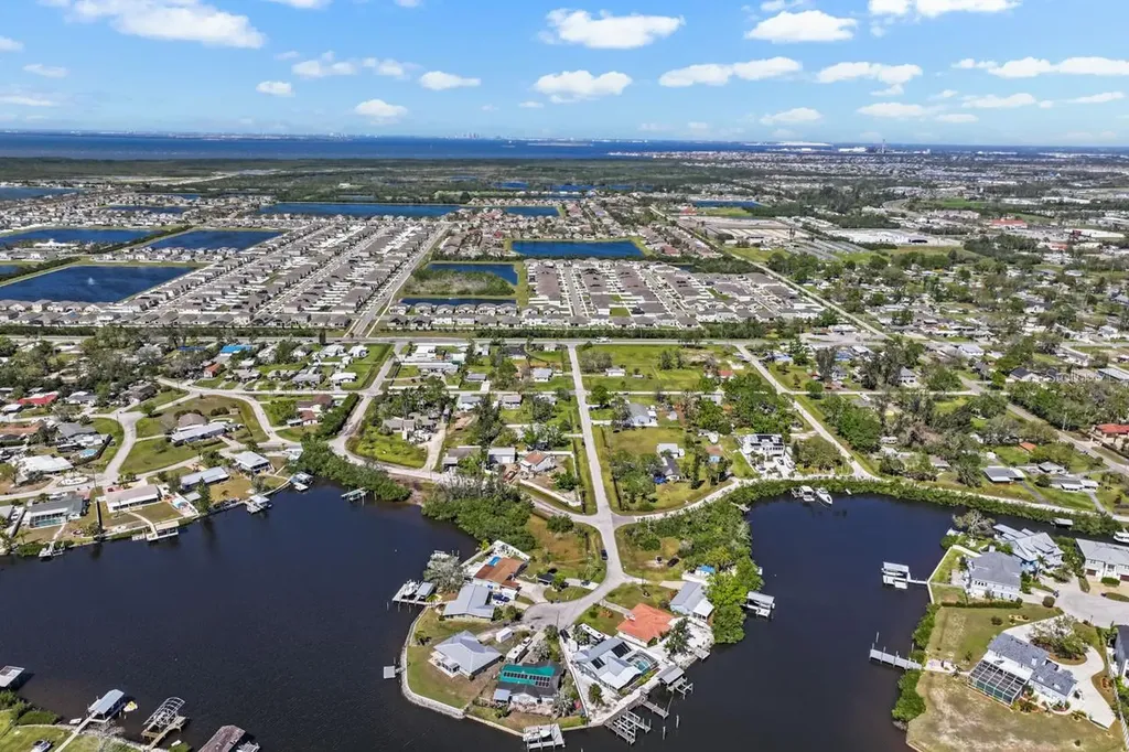 107 6th Street NW Ruskin FL 33570
