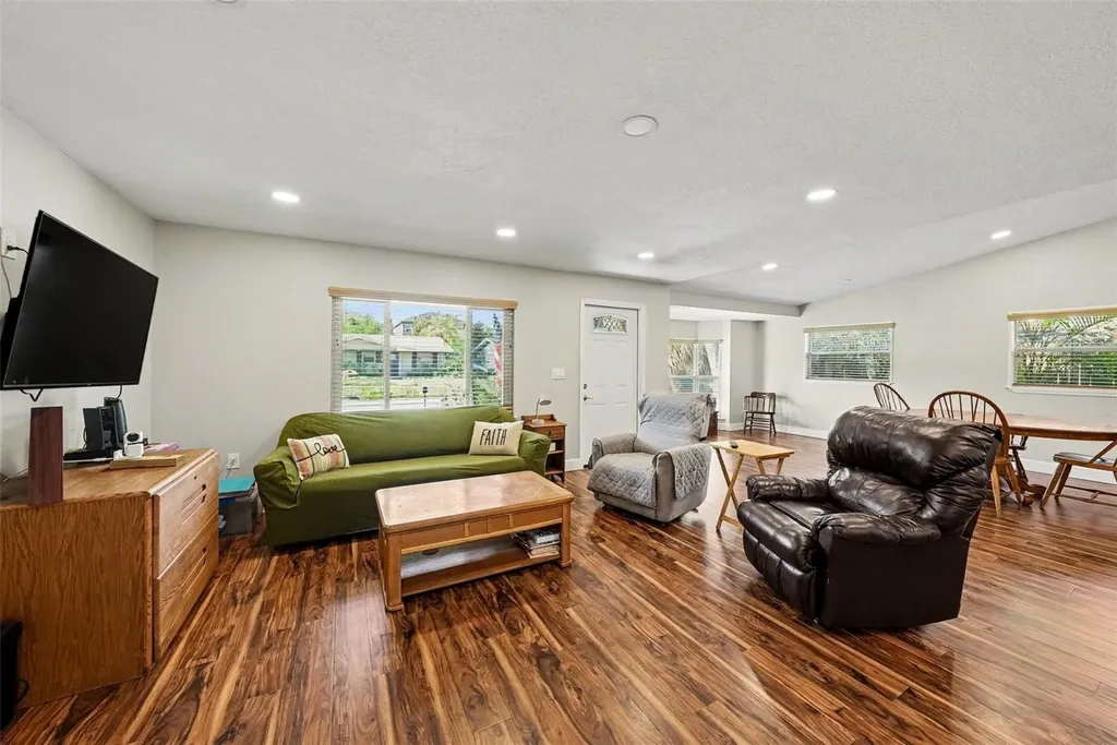 4015 W Land Avenue Tampa FL 33616