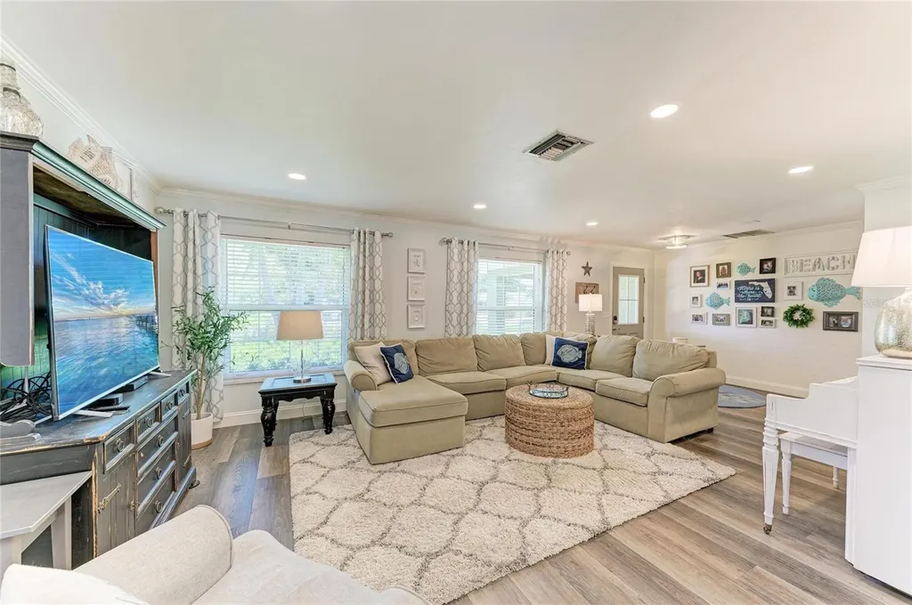 1907 37th Street W Bradenton FL 34205