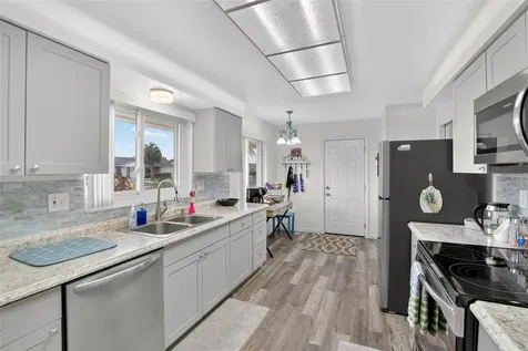 809 Oakmont Avenue Sun City Center FL 33573