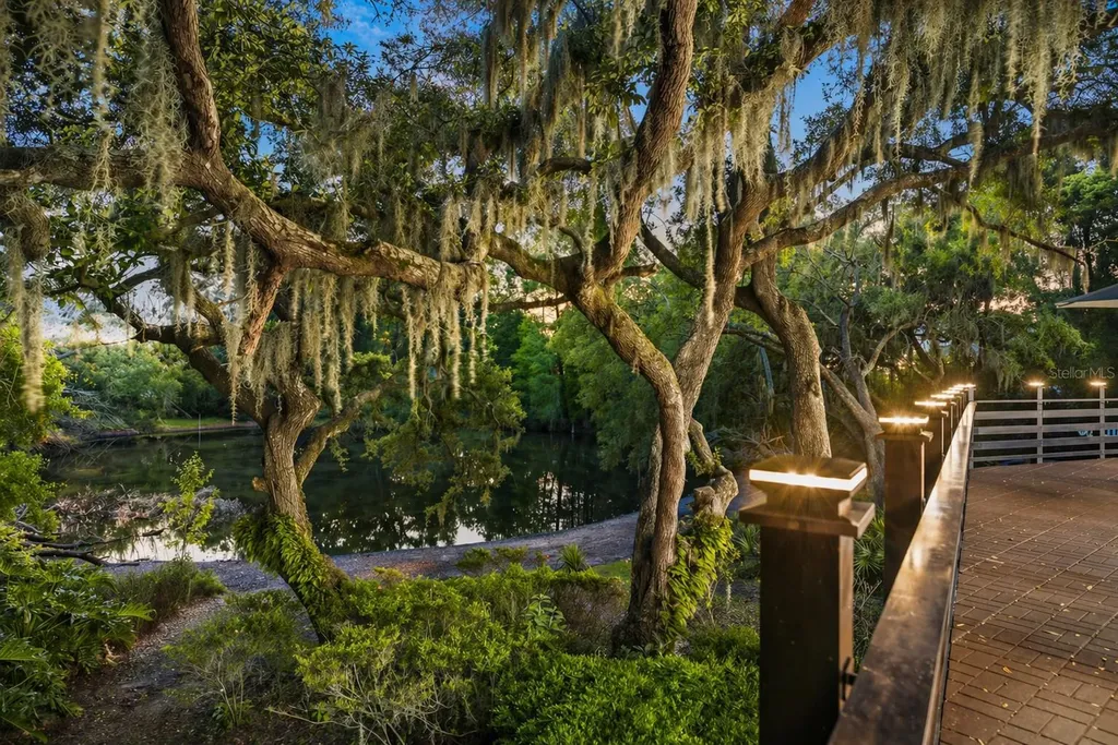 900 Oak Hollow Place Brandon FL 33510
