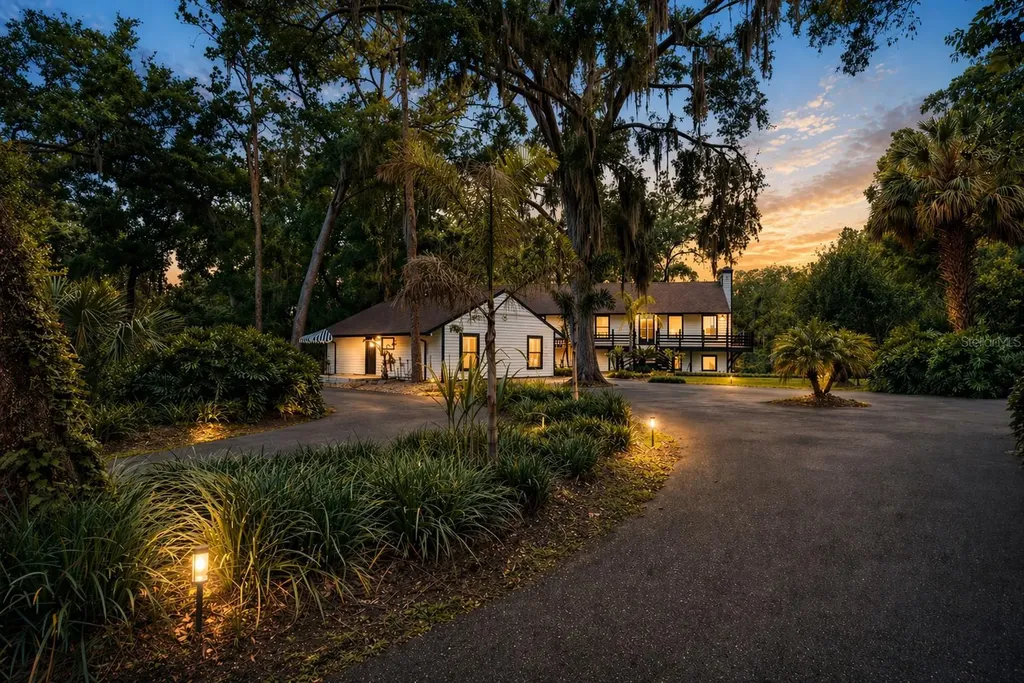 900 Oak Hollow Place Brandon FL 33510