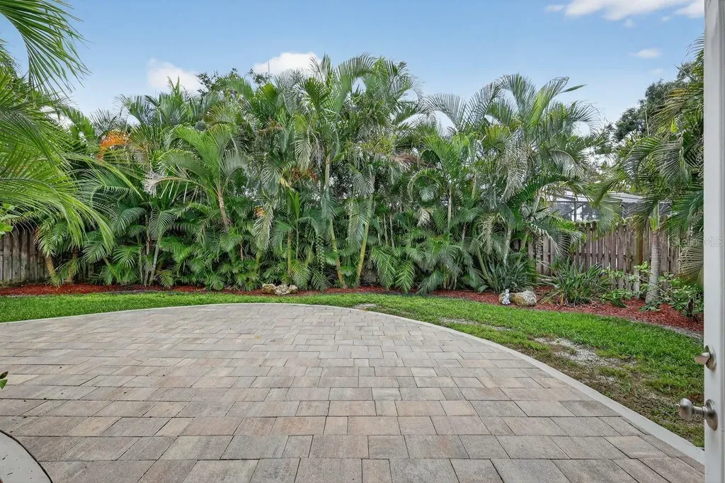 1884 Southpointe Drive Sarasota FL 34231