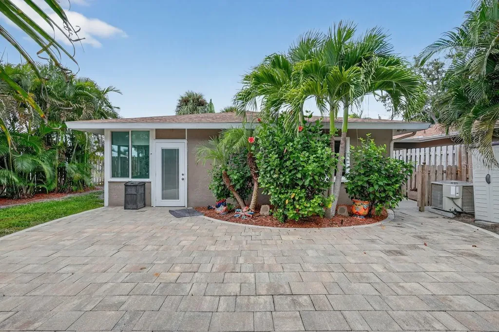 1884 Southpointe Drive Sarasota FL 34231