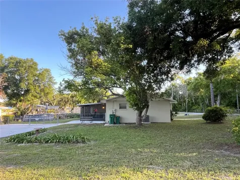 407 Poinsettia Avenue Fruitland Park FL 34731
