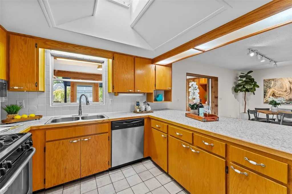 1502 Haven Bend Tampa FL 33613