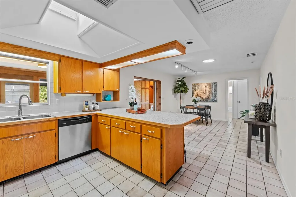 1502 Haven Bend Tampa FL 33613