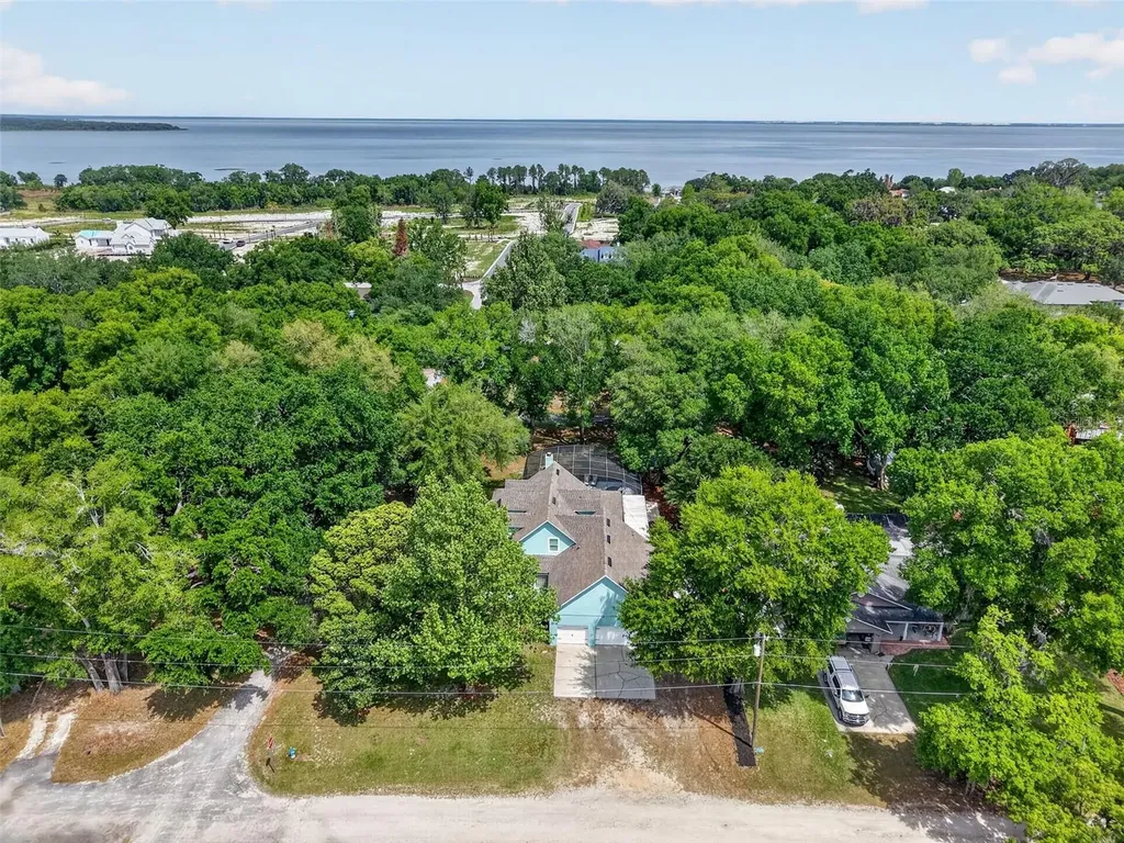 250 N Walker Street Oakland FL 34760