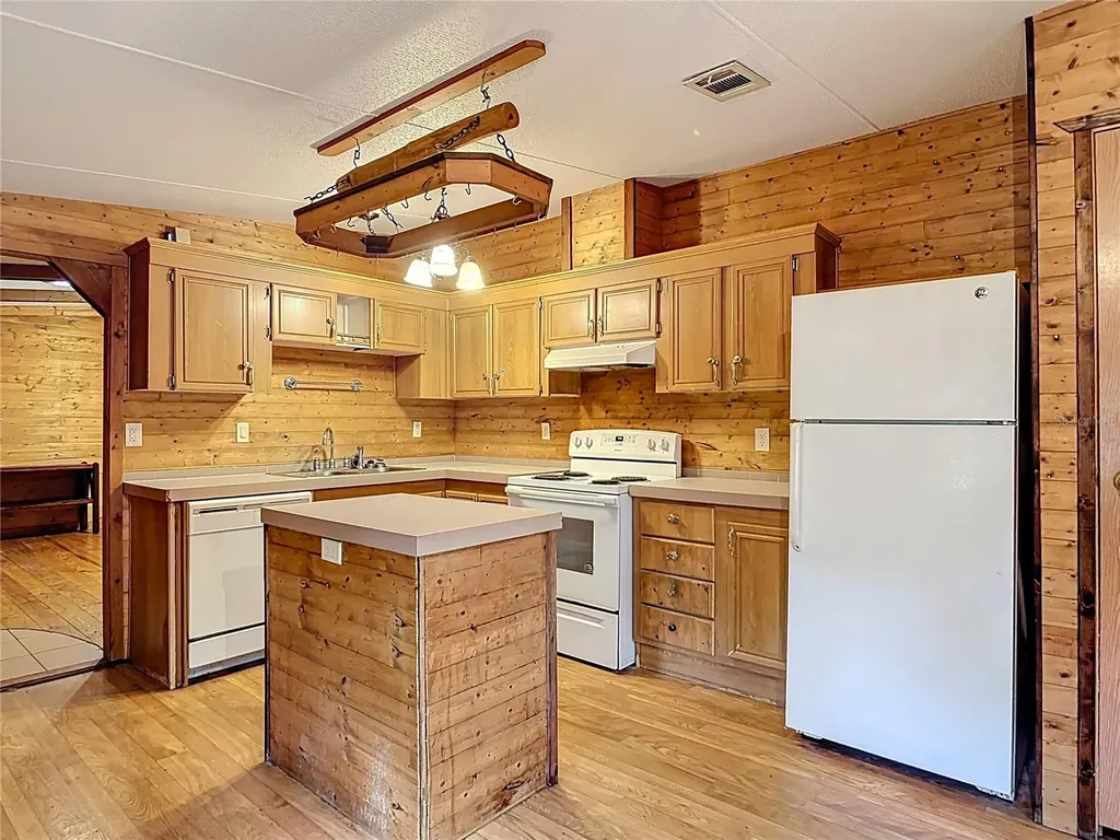 27912 Lake Avenue Paisley FL 32767