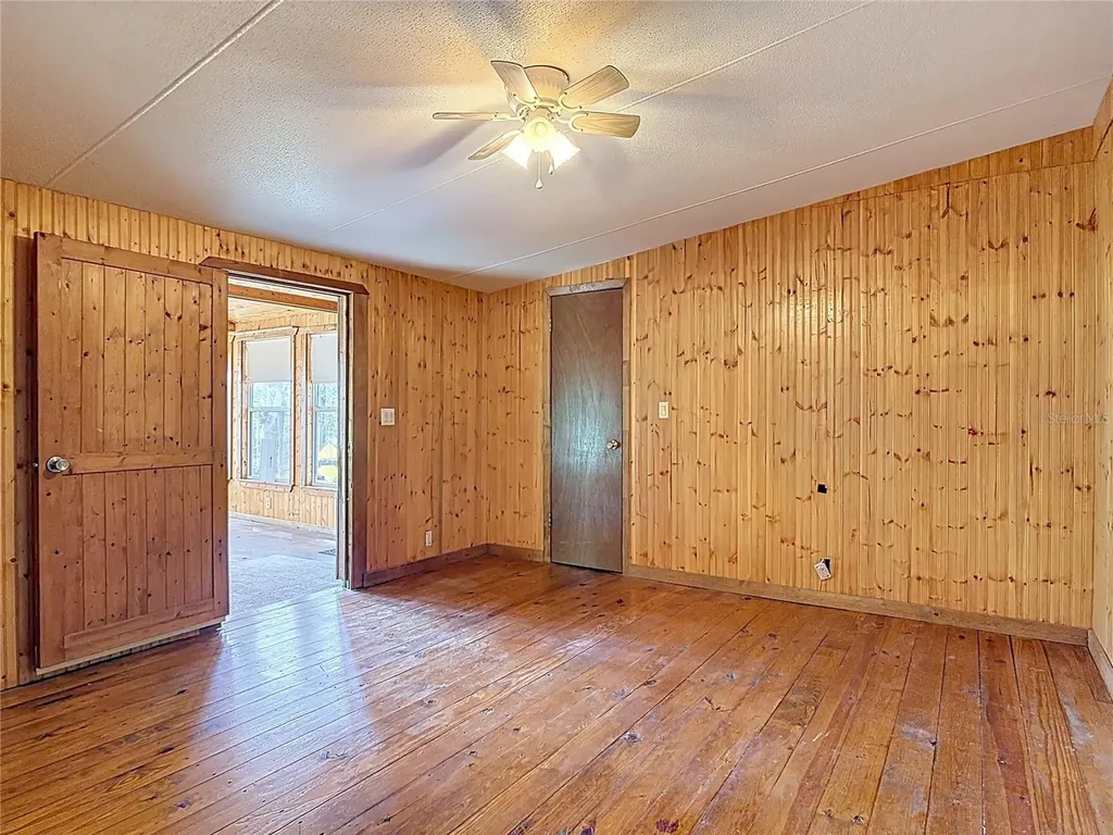 27912 Lake Avenue Paisley FL 32767