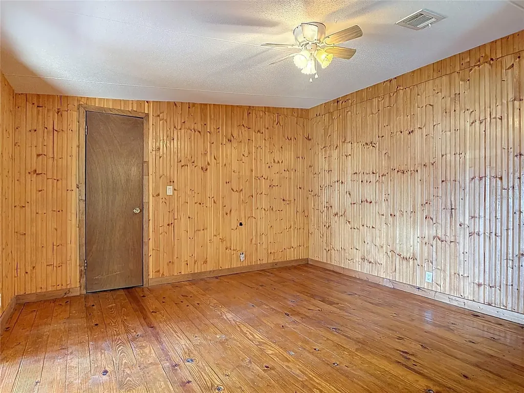 27912 Lake Avenue Paisley FL 32767