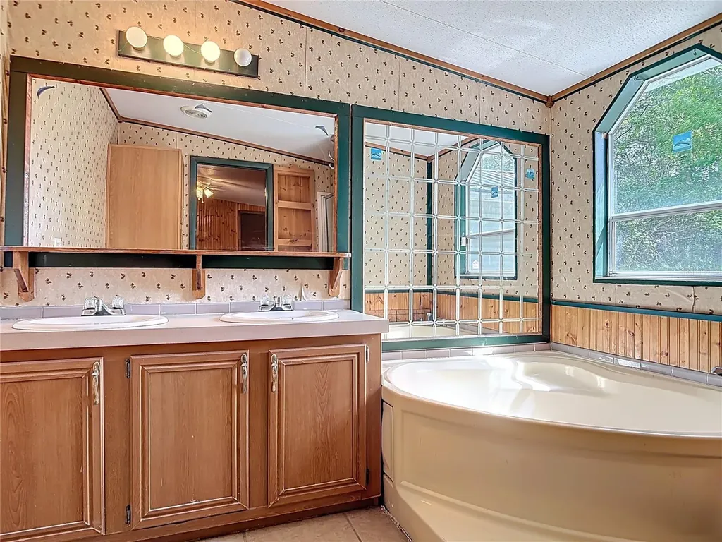 27912 Lake Avenue Paisley FL 32767