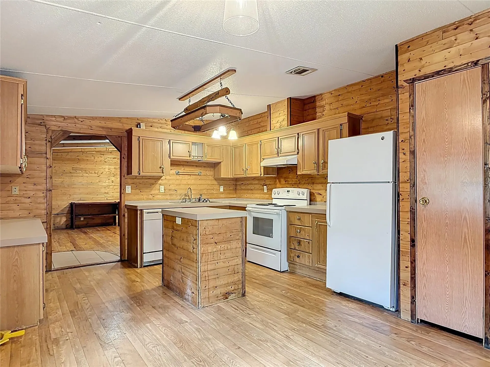 27912 Lake Avenue Paisley FL 32767