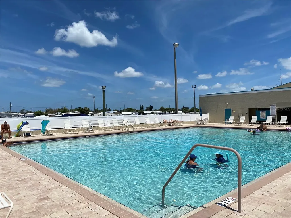 2113 Illinois Avenue Bradenton FL 34207