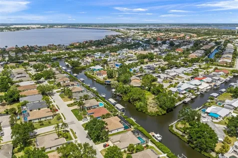 111 41st Street NE Bradenton FL 34208