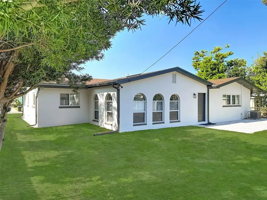 2463 68th Avenue S St Petersburg FL 33712