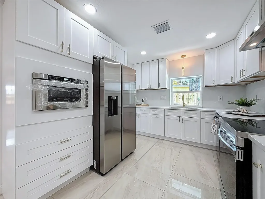910 Alcazar Way S St Petersburg FL 33705