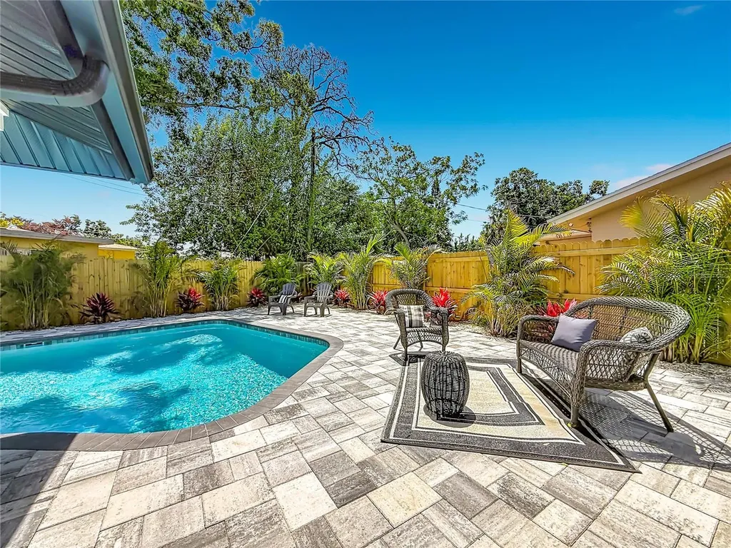 910 Alcazar Way S St Petersburg FL 33705