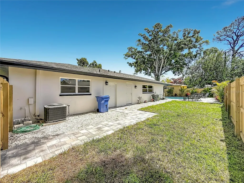 910 Alcazar Way S St Petersburg FL 33705