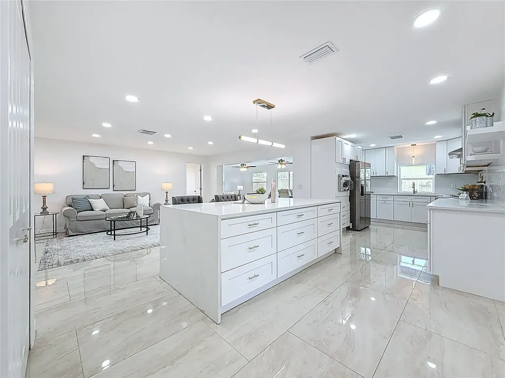 910 Alcazar Way S St Petersburg FL 33705