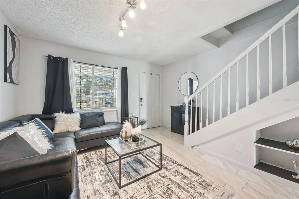 6924 Woodlake Orlando FL 32810