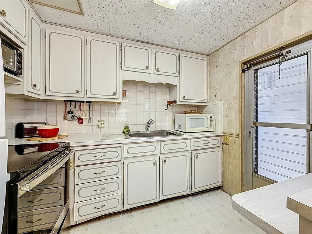 10178 N Lake Drive Largo FL 33773