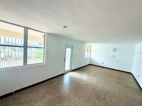 10 Flambon Gardens Bayamon PR 00959