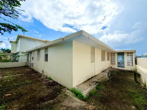 10 Flambon Gardens Bayamon PR 00959