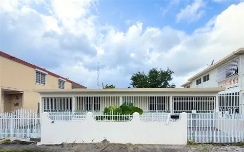 10 Flambon Gardens Bayamon PR 00959